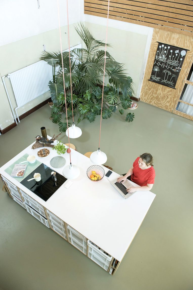 'Het keukenblok is één grote snijplank en van 's ochtends tot 's avonds het middelpunt in ons huis. We ontbijten, werken, koken en eten vaak aan deze bar.' Beeld Els Zweerink
