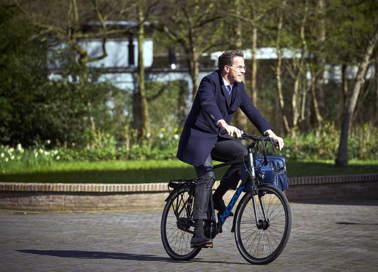 Premier Mark Rutte kun je in het wild tegenkomen op de fiets. Beeld Phil Nijhuis / ANP