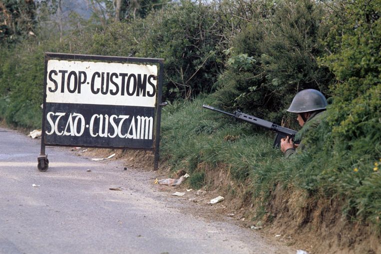 Een Britse militair bij een douanepost in de buurt van het Ierse dorp Swanlinbar in 1974. Beeld Hollandse Hoogte