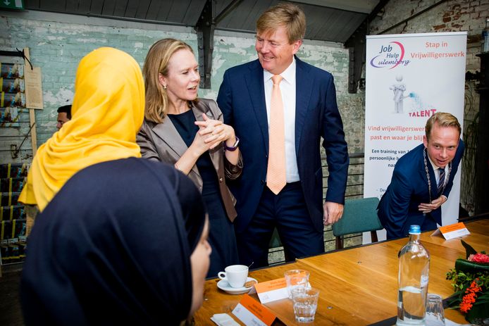 Koning Willem-Alexander op bezoek bij Jobhulp. De stichting ondersteunt mensen die hun baan verloren hebben.