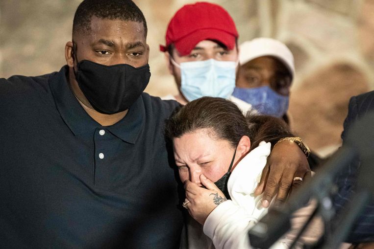 De ouders van de 20-jarige Daunte Wright tijdens een persconferentie in Minneapolis, Minnesota op 15 april. Wright werd doodgeschoten door de politie. Beeld AFP