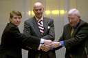 In 2002 zette Pim Fortuyn (midden) met Leefbaar de Rotterdamse politiek op zijn kop. Er kwam een rechts college, waarin ook het CDA van Sjaak van der Tak (links) aanschoof.