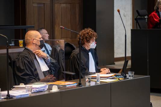 Advocaat Pieter Filipowicz (L) maandag in de rechtbank.