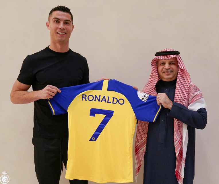 Ronaldo poseert met het shirt van z'n nieuwe club. Beeld .