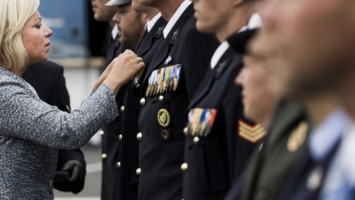 De minister van Defensie bij de uitreiking van onderscheidingen aan het Korps Mariniers.