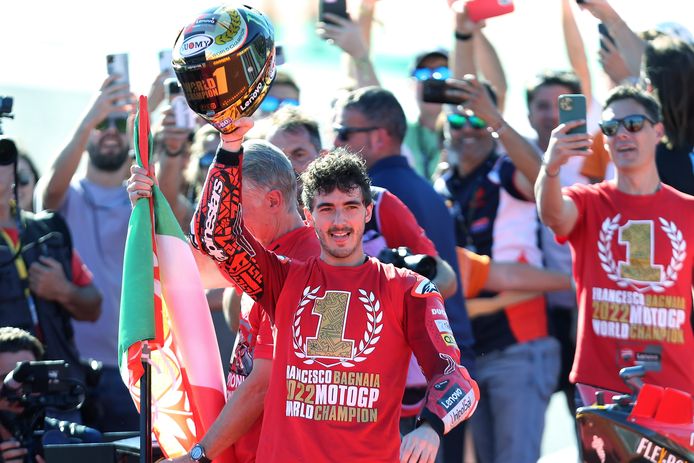 Francesco Bagnaia festeggia il suo titolo mondiale.