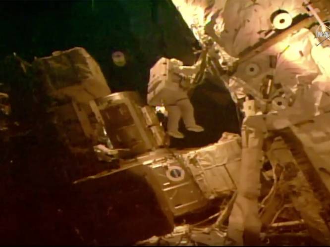 NASA stuurt twee astronauten op wandel in de ruimte