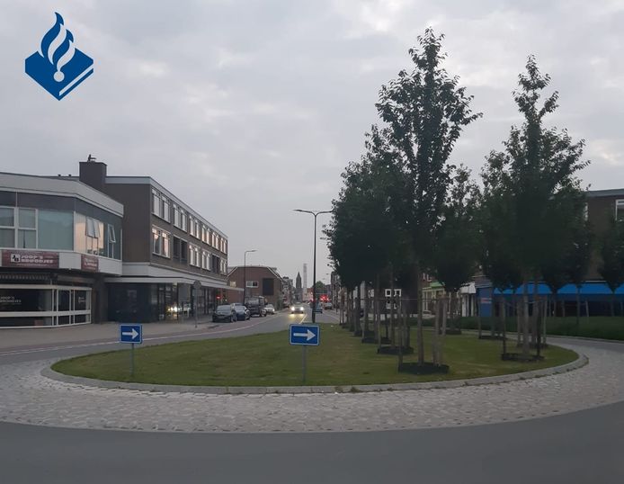 De verplichte rijrichting op het verkeersplein aan de Raiffeisenstraat.