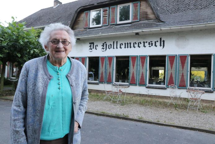 Monique Dekeerle bij De Hollemeersch, de zaak die ze 46 jaar lang uitbaatte.