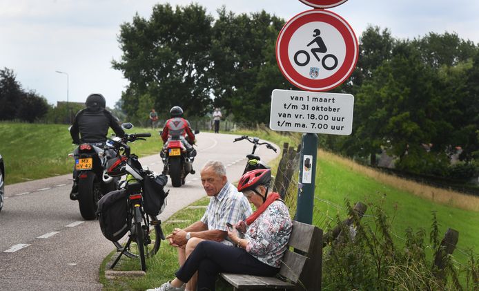 Een zomerse zaterdagmiddag aan de Lekdijk: motorrijders negeren het motorverbod tussen Jaarsveld en Willige-Langerak.