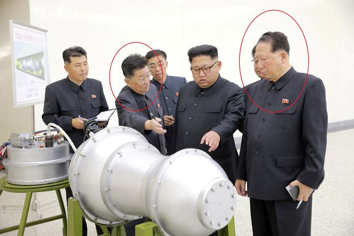 Ri Hong Sop (links) en Hong Sung Mu (rechts) geven uitleg aan Kim Jong-un.