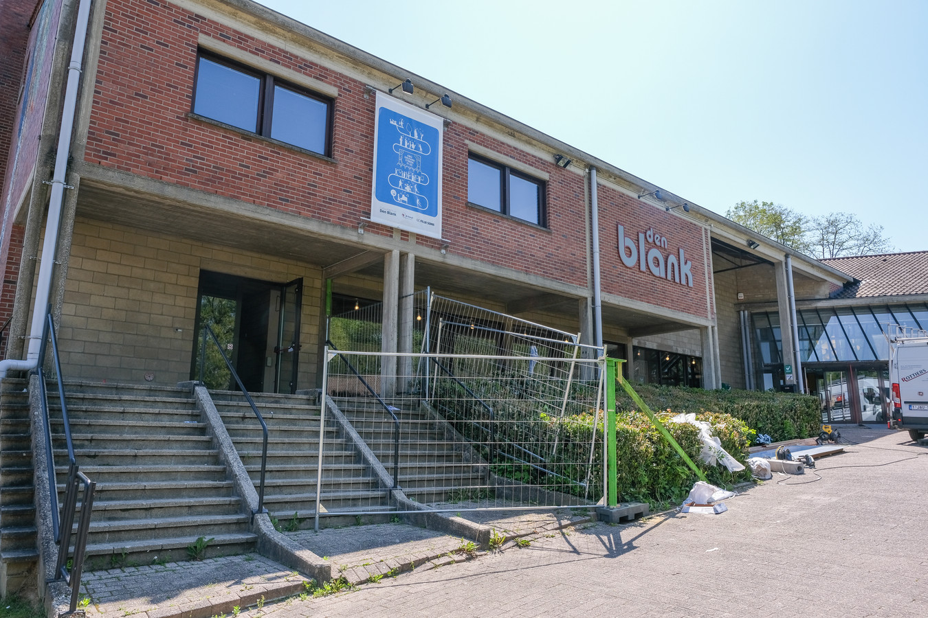 Inkomhal cc den blank wordt vernieuwd en dat zorgt klein jaar lang voor