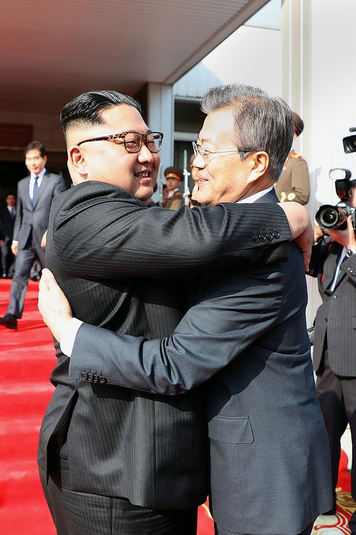 Kim en Moon vielen elkaar als oude vrienden in de armen tijdens hun tweede ontmoeting
