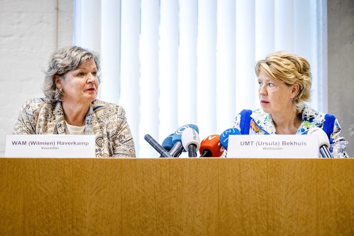 Burgemeester Wilmien Haverkamp en wethouder Ursula Bekhuis tijdens de persconferentie over het plan van het kabinet 300 asielzoekers in Albergen te plaatsen.