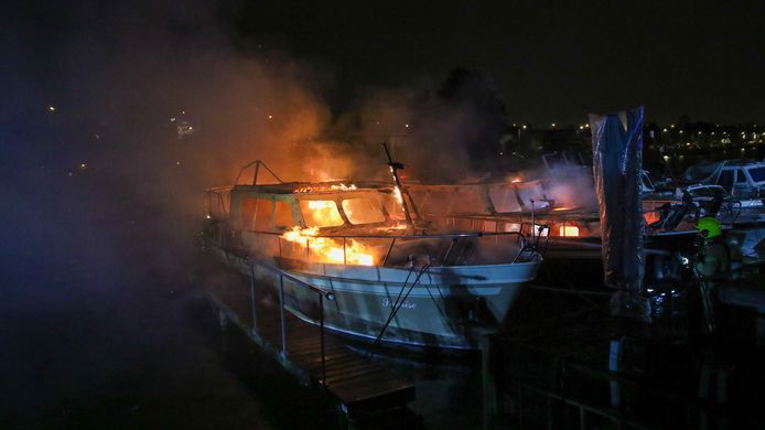 Twee plezierboten die aangemeerd lagen bij een watersportvereniging aan het Prinsmolenpad in Rotterdam zijn verwoest door een brand.