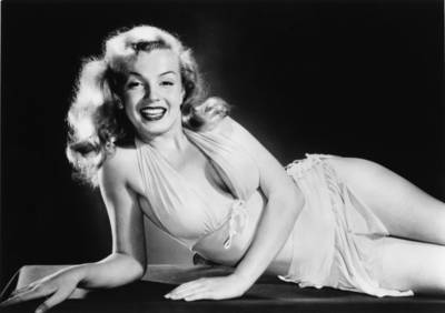 Drie mislukte huwelijken, een vreselijke jeugd en een nachtkastje vol medicijnen: het bewogen leven van Marilyn Monroe