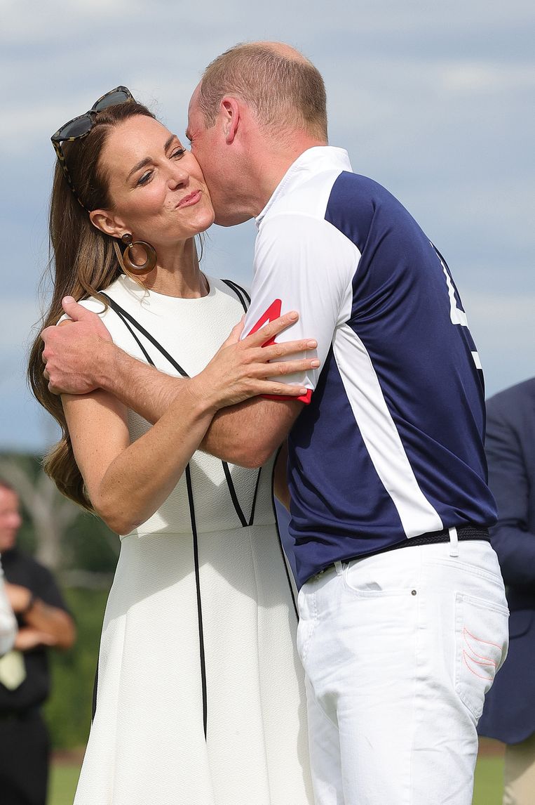 Prins William geeft Kate een kus tijdens de polo-wedstrijd. Beeld Getty Images for TLA Worldwide