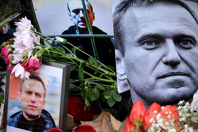 Bloemen en foto's van Aleksej Navalny bij een geïmproviseerde herdenkingsplaats in het Duitse Frankfurt am Main. (23/02/24)