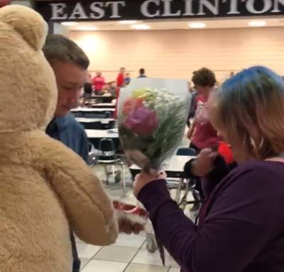 Tiener verrast gepest meisje op Valentijnsdag