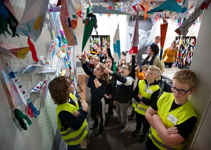 Leerlingen uit Zeilberg wijzen naar hun creaties onder toeziend oog van de bewakers.