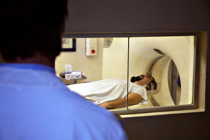 Een patiënt krijgt een MRI-scan.
