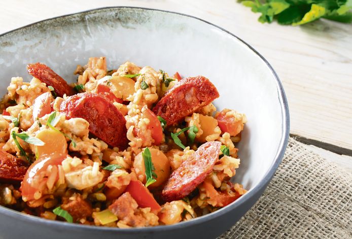 Jambalaya met chorizo en notenrijst.