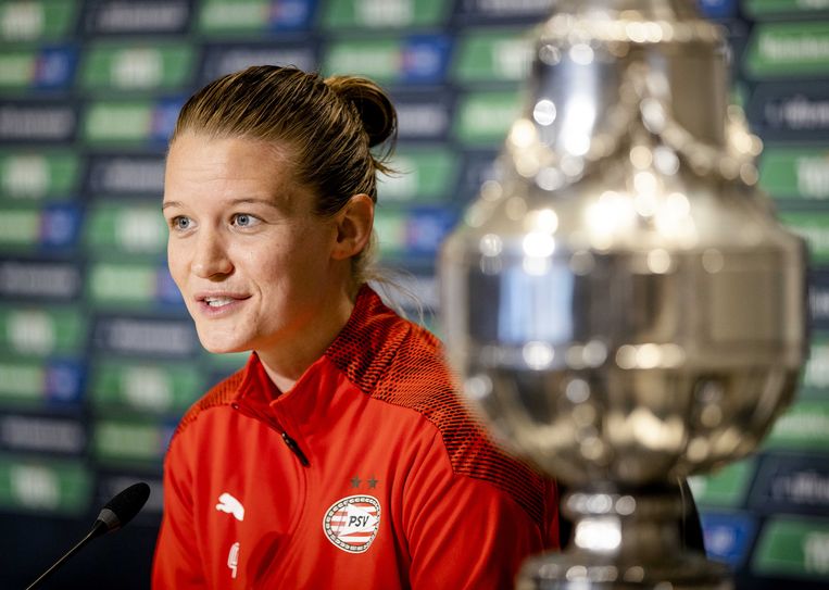 Mandy van den Berg van PSV keek vrijdagochtend in Eindhoven vooruit naar de bekerfinale bij de vrouwen tegen Ajax, paasmaandag.  Beeld ANP