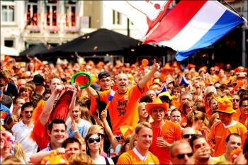 Groot feest op Markt na eerste zege Oranje | | AD.nl