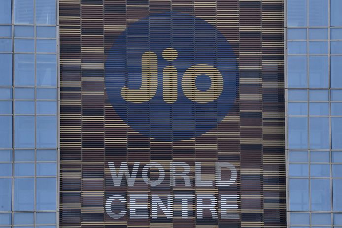 Het logo van Jio op het Jio World Centre in Navi Mumbai.