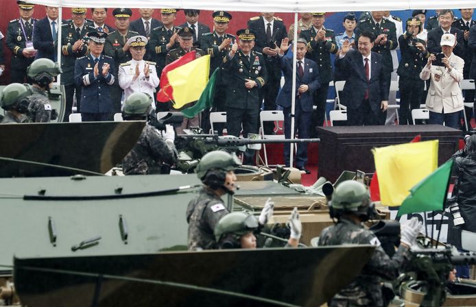 South Korean President Yoon Suk-yeol (front row second from right) greets soldiers during a military parade.  (26/09/23)