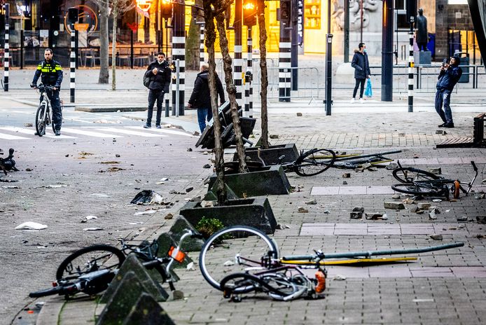 De ravage na de rellen op de Coolsingel in Rotterdam.