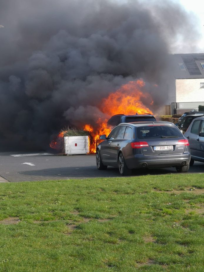 De BMW X5 45e brandde volledig uit.