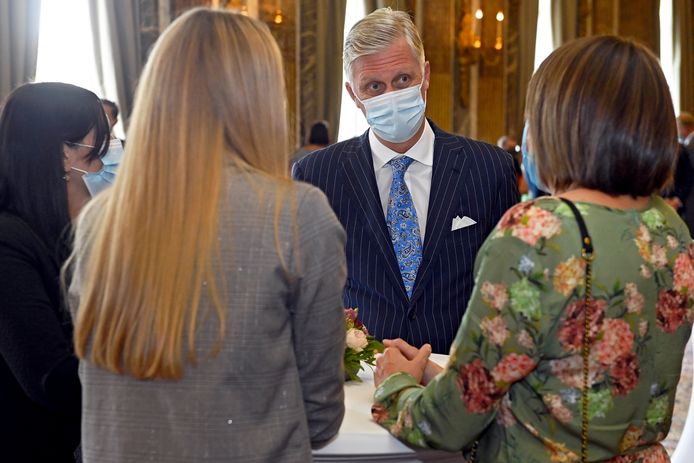 Koning Filip (60) heeft woensdag de zes winnaars van de #hoopdoetleven-challenge ontvangen op het Koninklijk Paleis in Brussel.