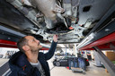 Bram Cuijpers bij zijn auto zonder katalysator.