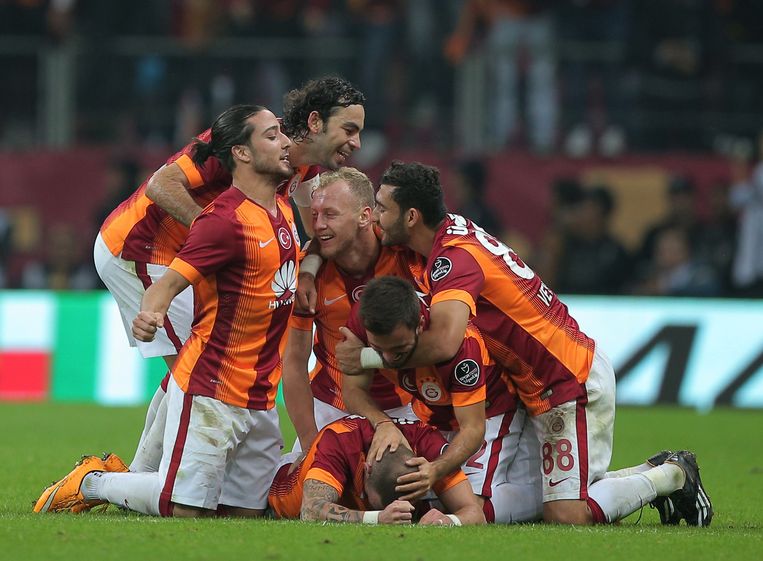 Teamgenoten knuffelen Sneijder na een van zijn twee treffers tegen Fenerbahce. Beeld ap