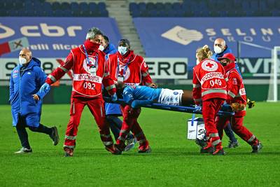 Osimhen (ex-Charleroi) afgevoerd naar ziekenhuis na val op het hoofd, Napoli slikt nieuwe nederlaag