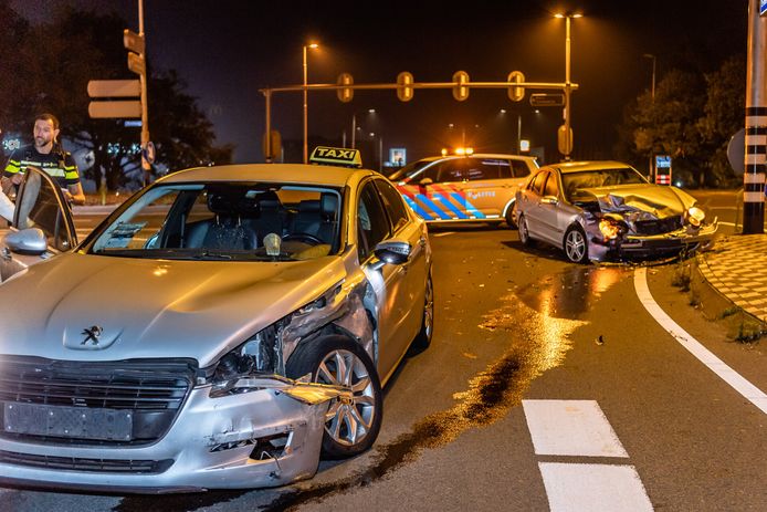 Aanrijding taxi en auto in Tilburg.