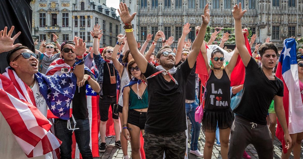 1.700 Tomorrowlandgangers warmen zich op in Brussel - De Morgen