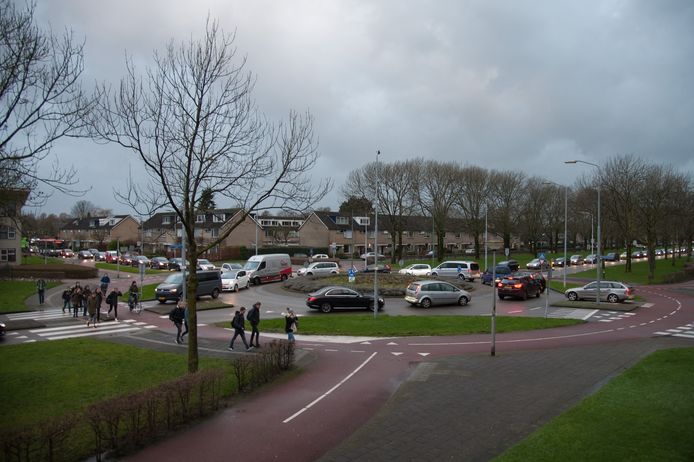 De verkeerssituatie op de rotonde Holkerweg en Paladijnenweg voor de werkzaamheden.