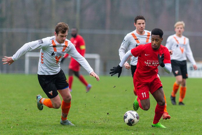 Sammy Maters (Victoria Boys, links) ondervond aan den lijve hoe rap TKA-speler Malcolm Kerkhout is.
