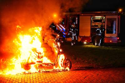 Go scooter brandt volledig uit in Rijen, mogelijk aangestoken