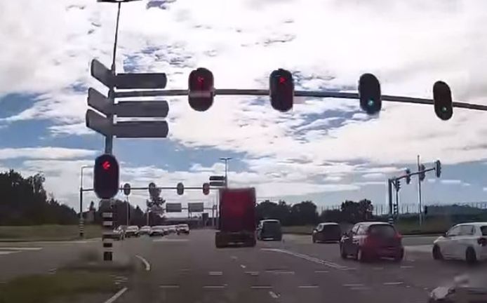 Kort na het begin van de achtervolging rijdt de vrachtwagenchauffeur roekeloos de Graaf Engelbertlaan in Breda op.