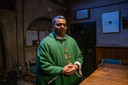 Rodrigo Rojas Romero, kapelaan van de Basiliek in Hulst. Hij juicht vrijdag op het WK niet voor Nederland, maar voor Argentinië.