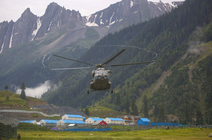 Volgens staatsambtenaren stierven minstens 16 mensen en raakten zo'n 40 anderen vermist toen de pelgrims werden verrast door een wolkbreuk. Een helikopter zoekt naar vermisten.