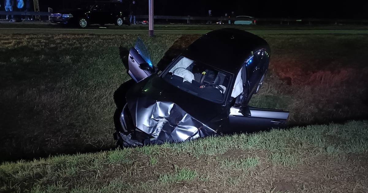 Auto belandt in de sloot bij ongeluk op knooppunt Velperbroek.