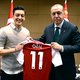Topvoetballer Özil zet integratiedebat in Duitsland op scherp