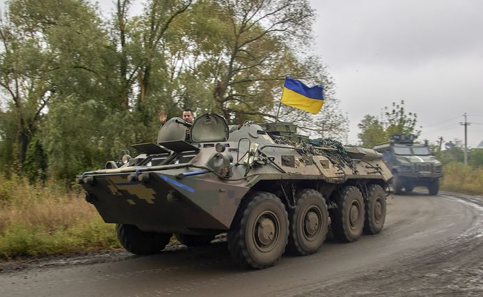 Oekraïense soldaat in legervoertuig.