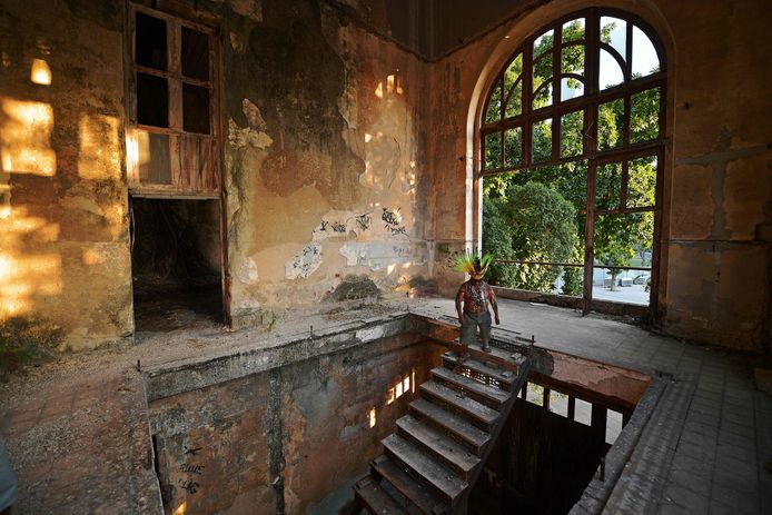 Korubo Isolado poseert in het verlaten en uitgebrande museum in Rio de Janeiro, Brazilië.