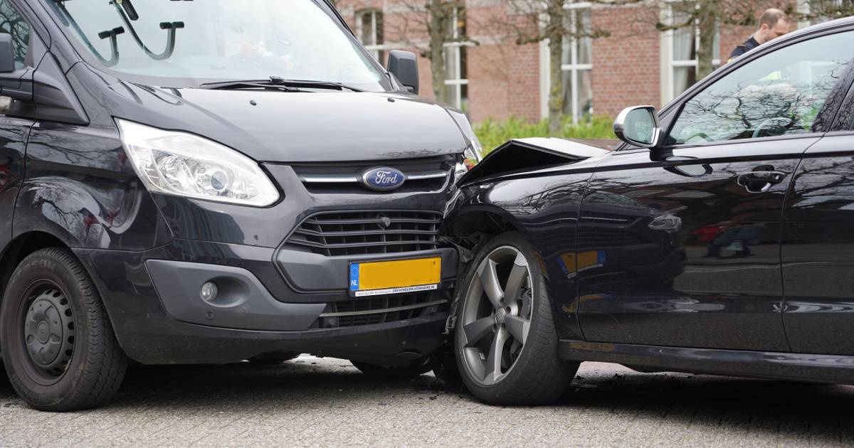 Flinke schade na aanrijding: twee autos frontaal op elkaar gebotst in Dongen.
