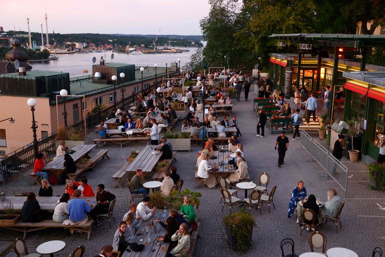 Terrasjes in Stockholm. Sinds 1 juli geldt geen sluitingsuur meer voor de horeca in Zweden.  Beeld AFP